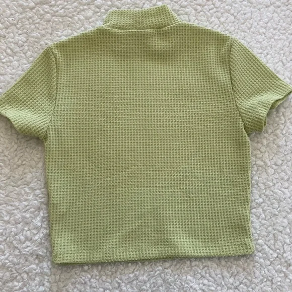 Forever 21 light green cropped top, short sleeve with mock turtleneck, sz med - Picture 3 of 5